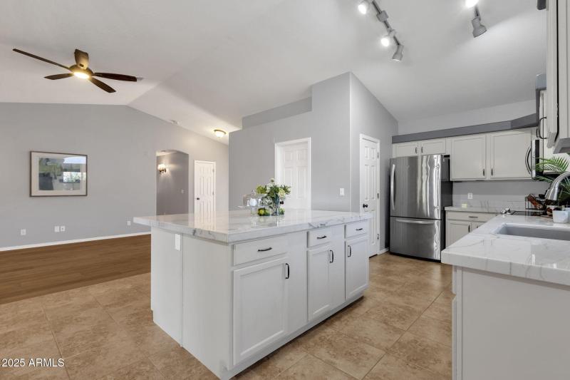 15-web-or-mls-18132-e-bellerive-dr