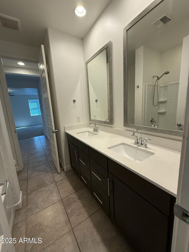 afea2bba-825c-421e-93e6-df29eef14555