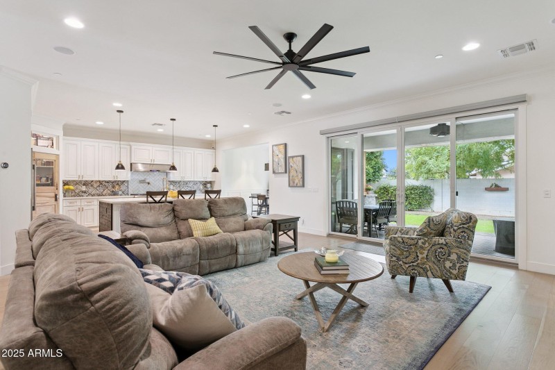 6-web-or-mls-8449-e-lincoln-dr