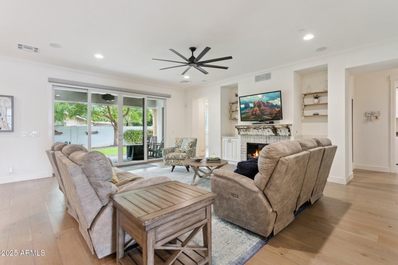 7-web-or-mls-8449-e-lincoln-dr