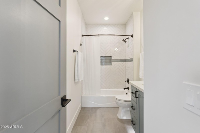 30-web-or-mls-8449-e-lincoln-dr