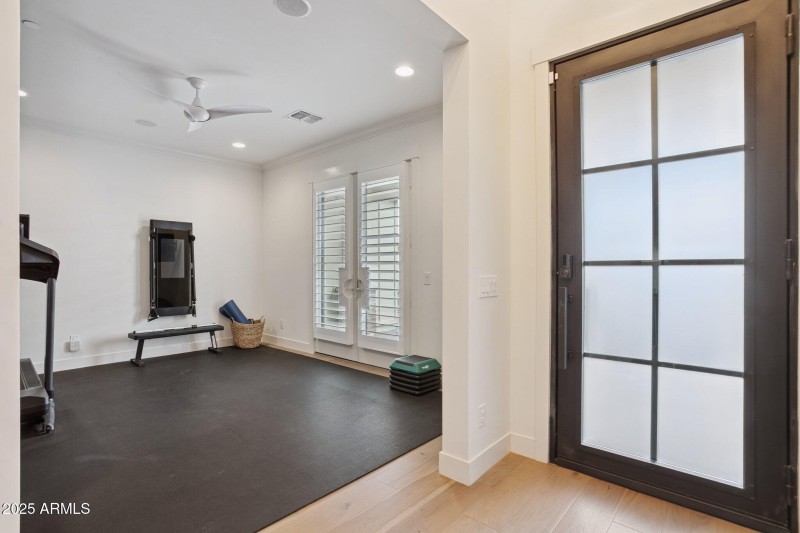 36-web-or-mls-8449-e-lincoln-dr