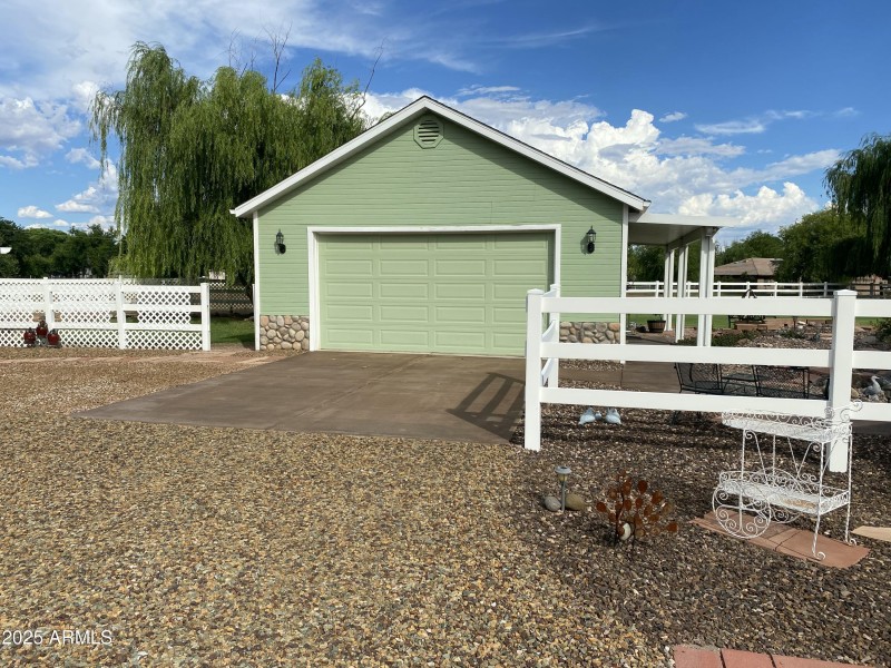 Detached Garage & Quilting Room