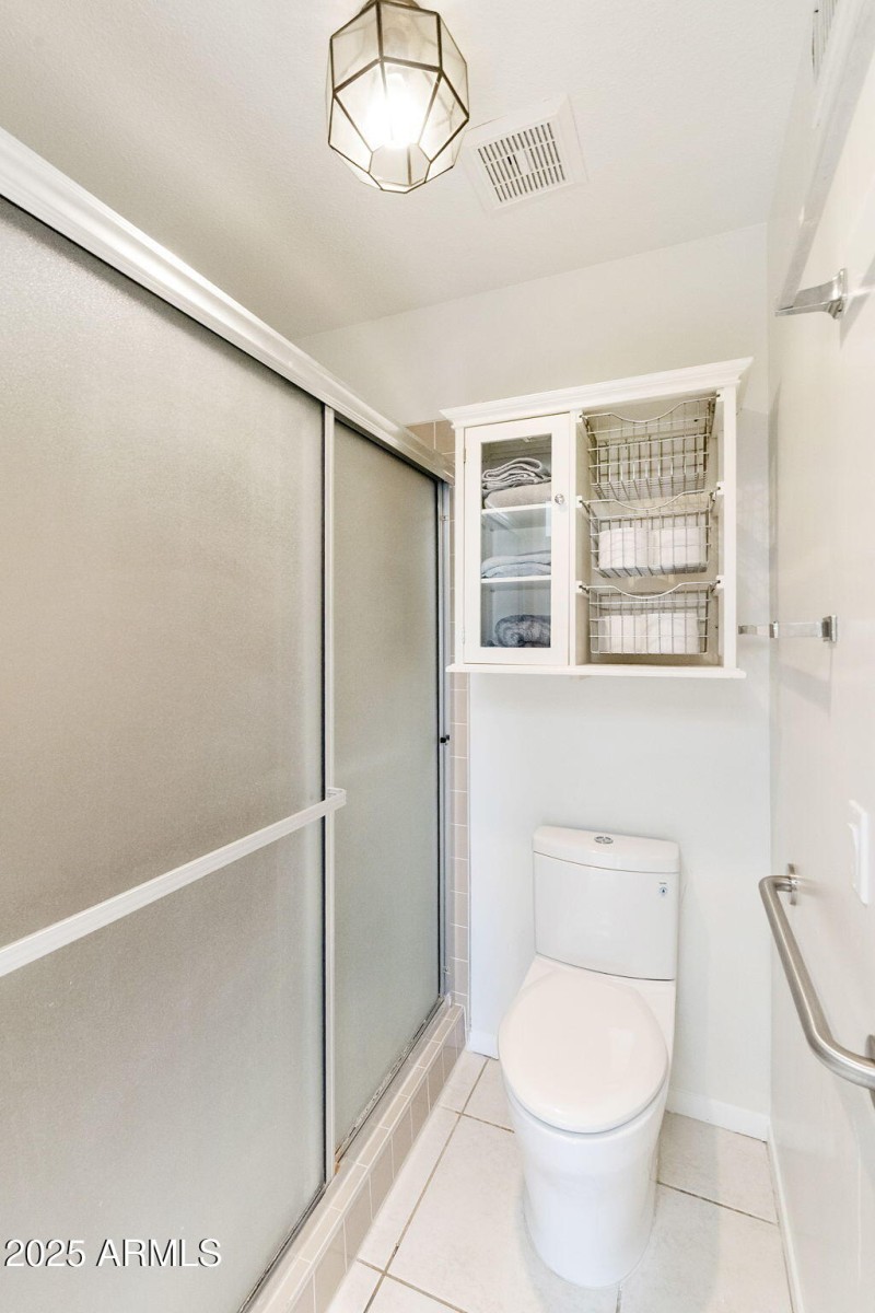 Primary Bath w/walk-in shower