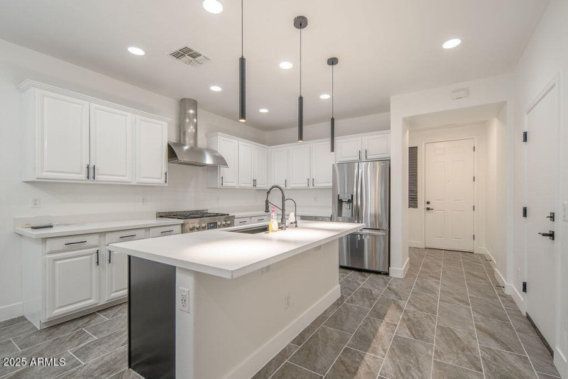 20250919_15766-W-McKinley-St_04