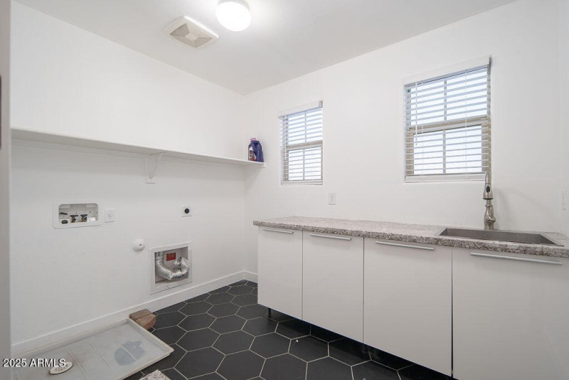 20250919_15766-W-McKinley-St_13