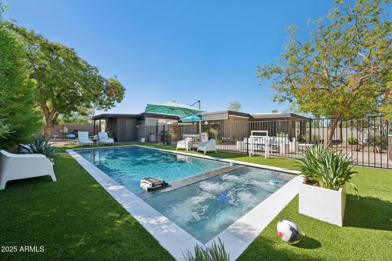 Custom pool/spa to complement the home