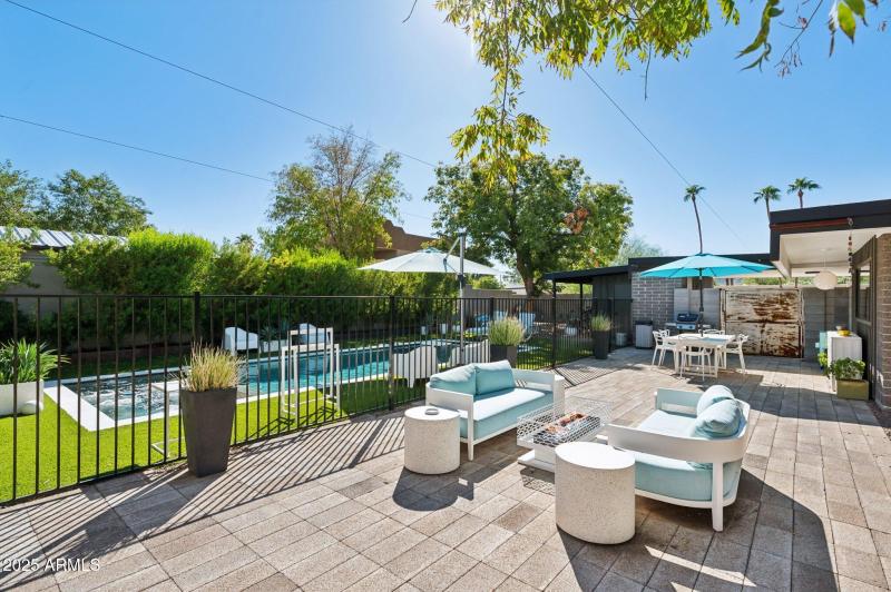 This yard knows how to party!