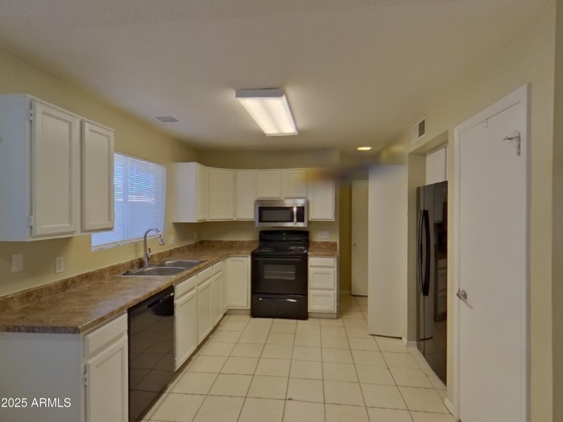 4_pc_6ocMFROqMM_ug1Q6av5kn_other_room_fL