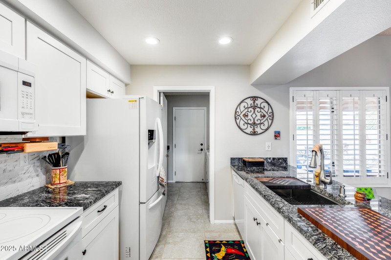 Recessed lighting (no old bulbs)