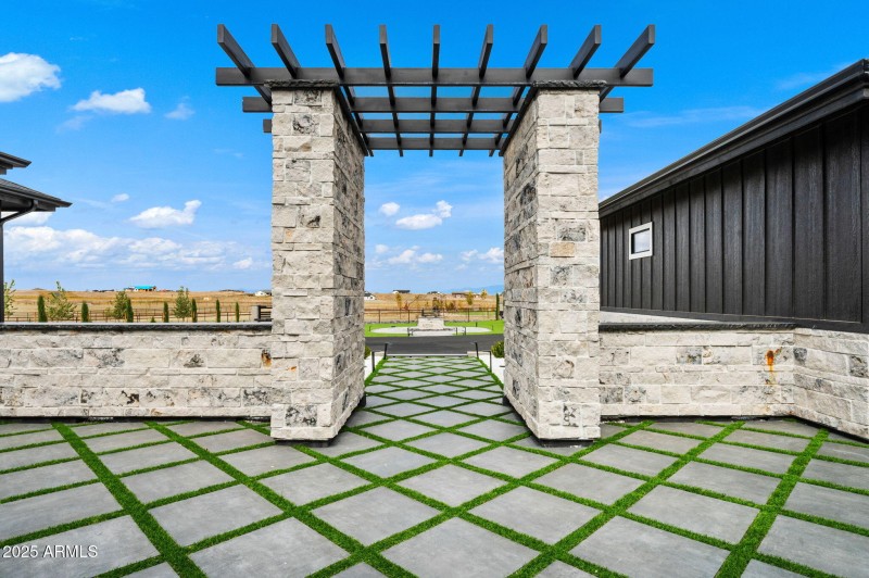 13-Front Courtyard (4)