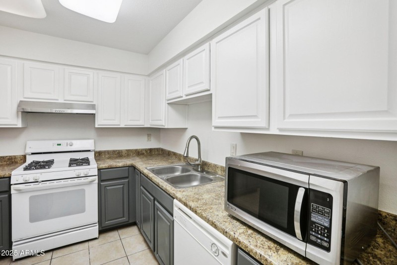 12-web-or-mls-N Miller Rd unit 1001-S161