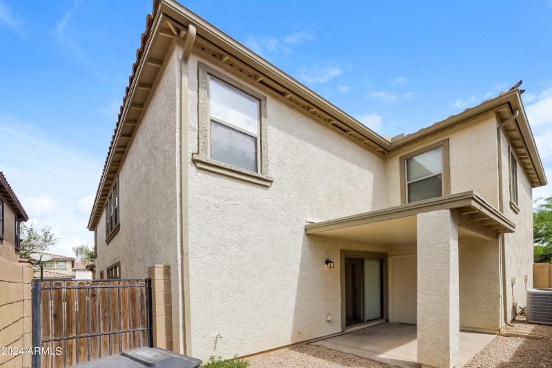 014-photo-rear-view-11762304