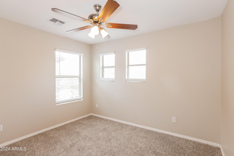 011-photo-bedroom-11762303