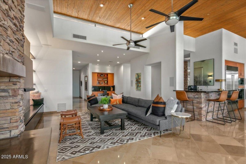 081-Family Room & Bar