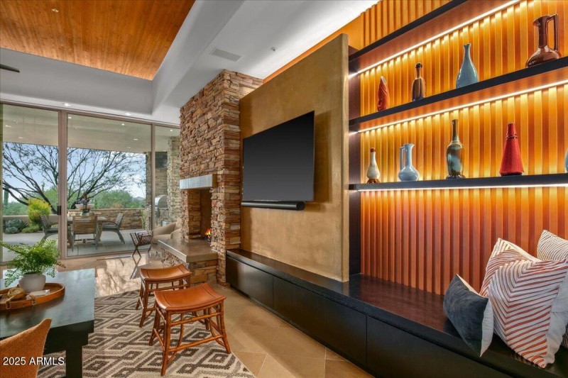 083-Family Room Details