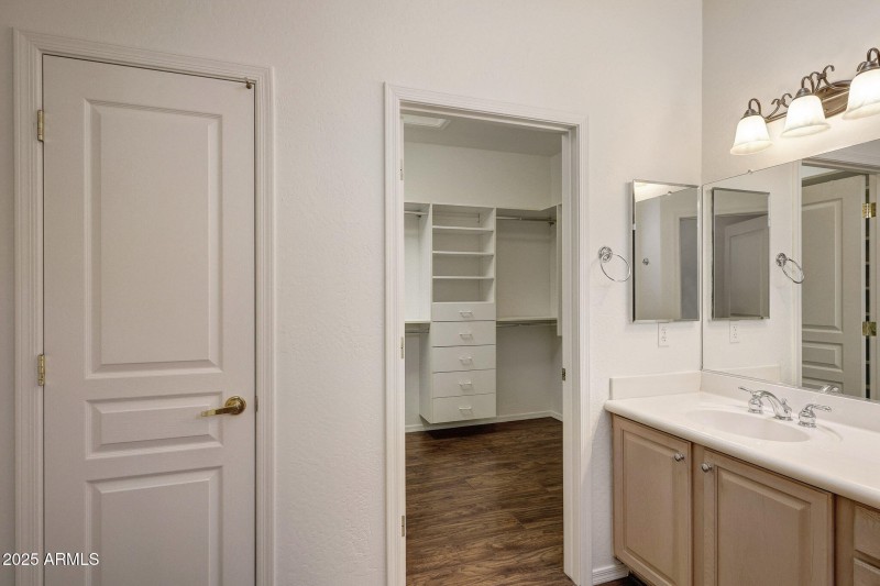 Primary bathroom w/ walk-in closet
