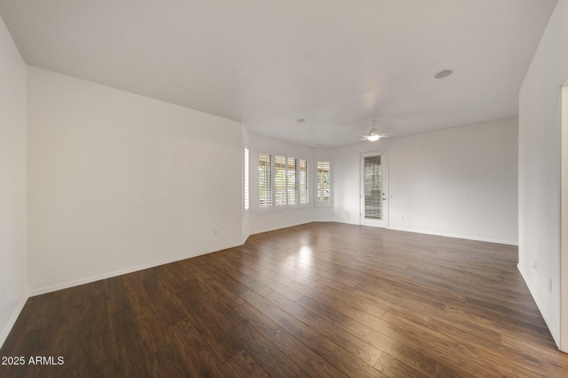 Primary suite w/ door to back patio