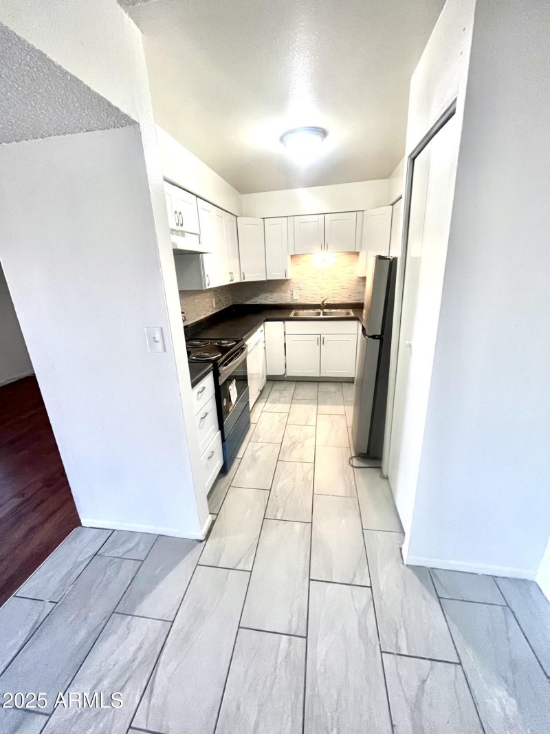 Kitchen Zoom Out Vertical