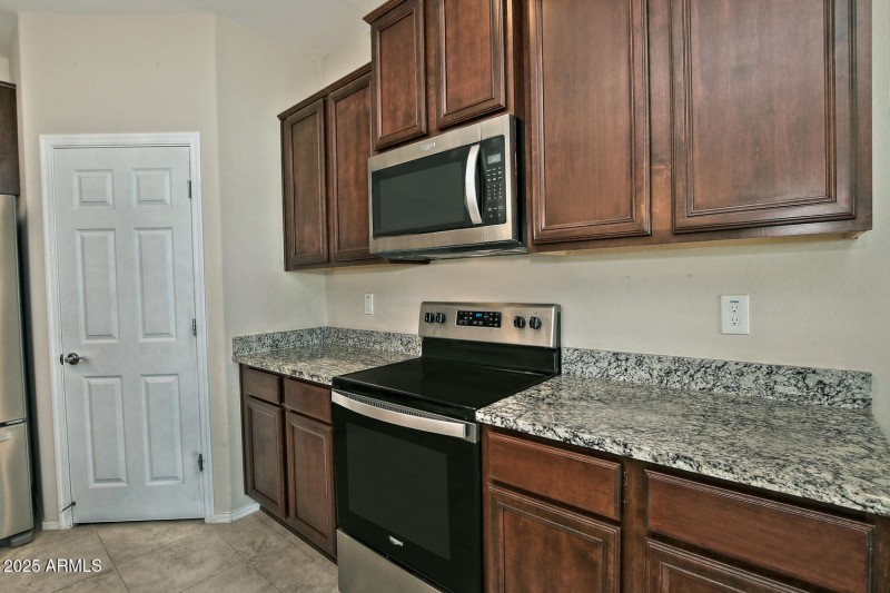 5814 W Cactus Wren Way-large-012-023-Sta