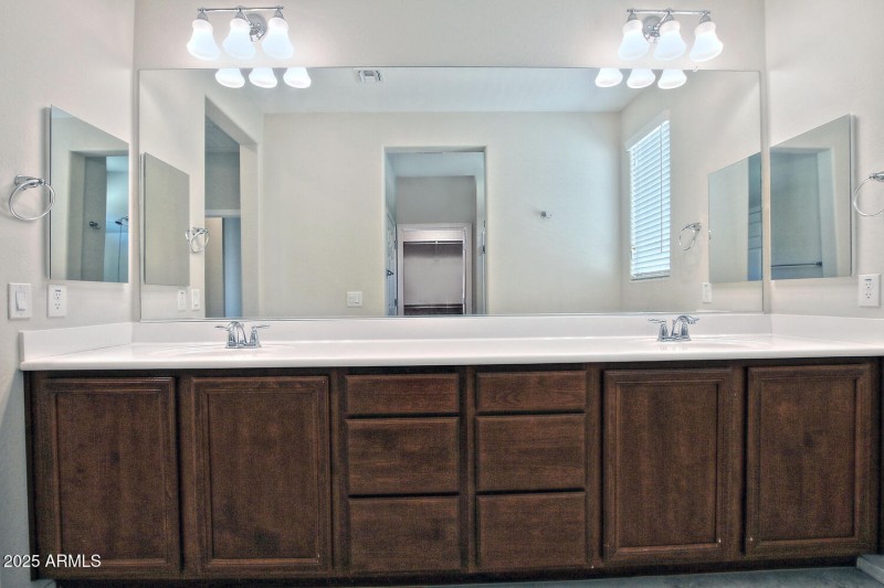 5814 W Cactus Wren Way-large-019-033-Dua