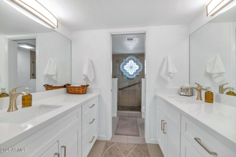 7800 E Lincoln Dr-large-016-014-TOD9785-