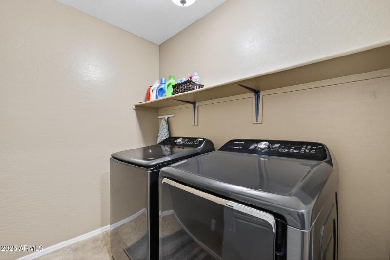 26)LAUNDRY ROOM