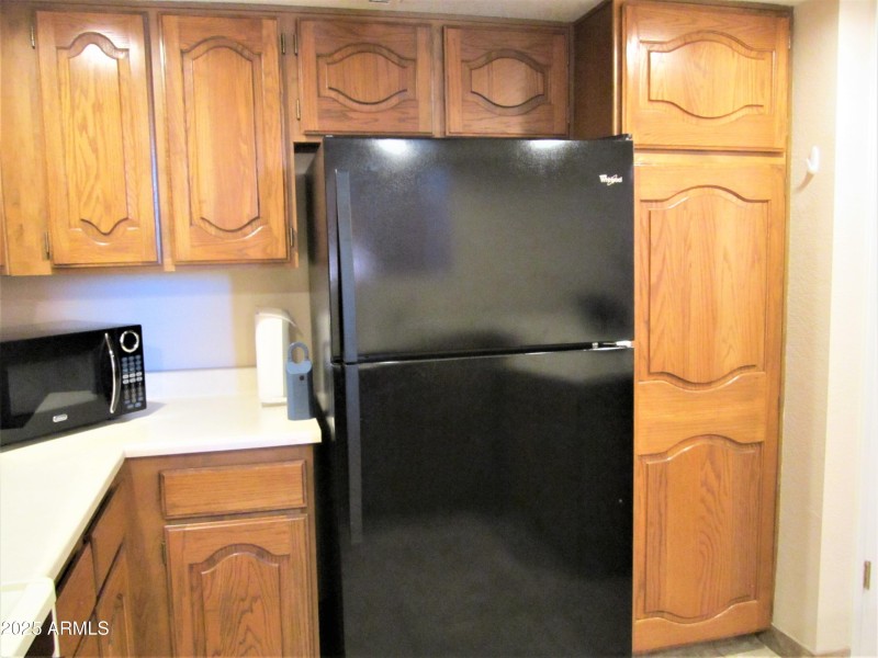 B7 U310 RICH HONEY CABINETRY-EBONY APPLI