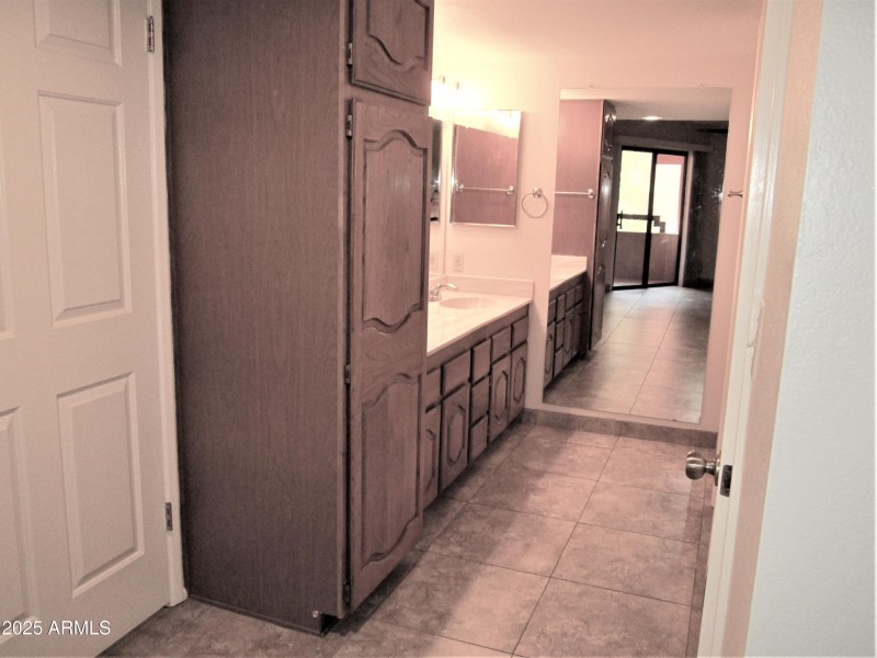 B7 U310 BATHROOM MIRRORED VANITY AREA