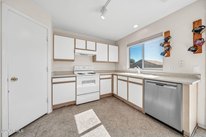 12119 W Dahlia Dr-11