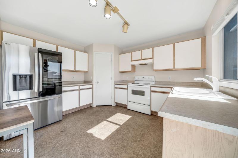 12119 W Dahlia Dr-12