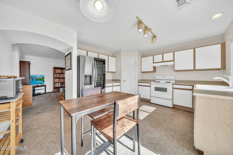 12119 W Dahlia Dr-13