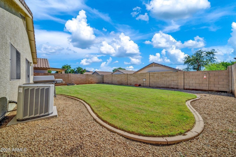 12119 W Dahlia Dr-26