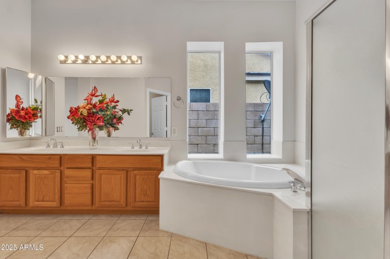 SEP.TUB&SHOWER IN MASTER BATH