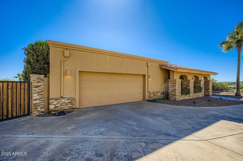 Spacious 2.5 Car Garage & RV Gate
