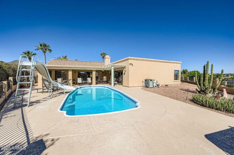 Sparkling Heated Play Pool w Slide