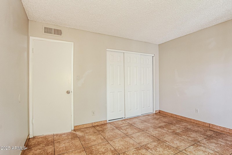 10-photo-Main-Bedroom