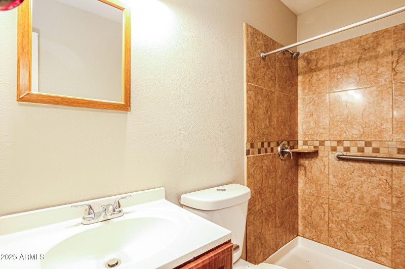 12-photo-Main-Bathroom