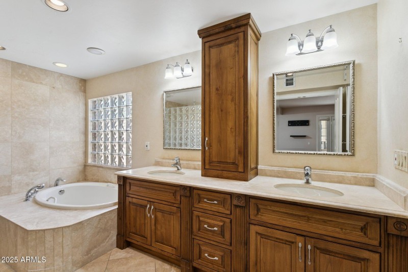 20-web-or-mls-8919-n-80th-pl