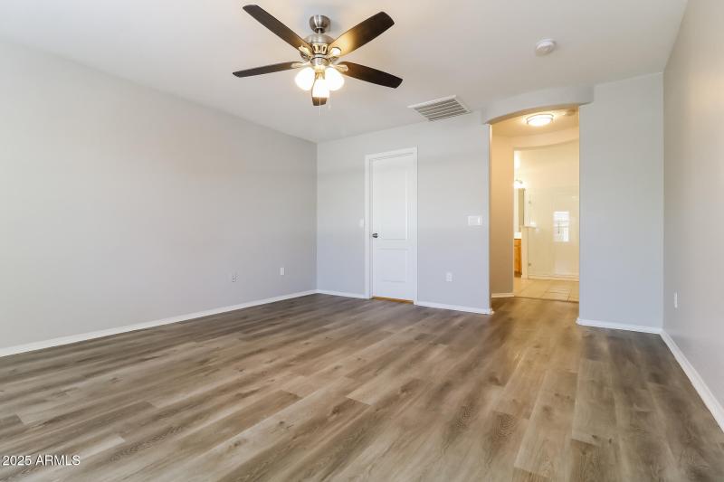 010-photo-main-bedroom-12850663