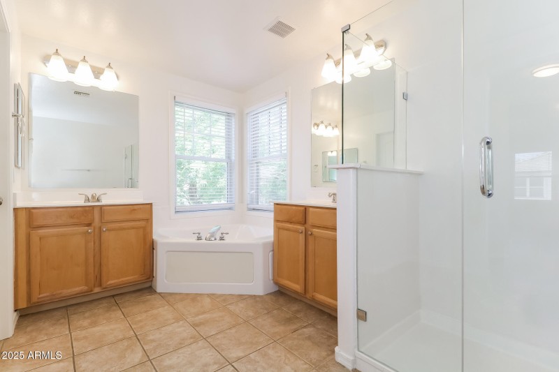 012-photo-main-bathroom-12850664