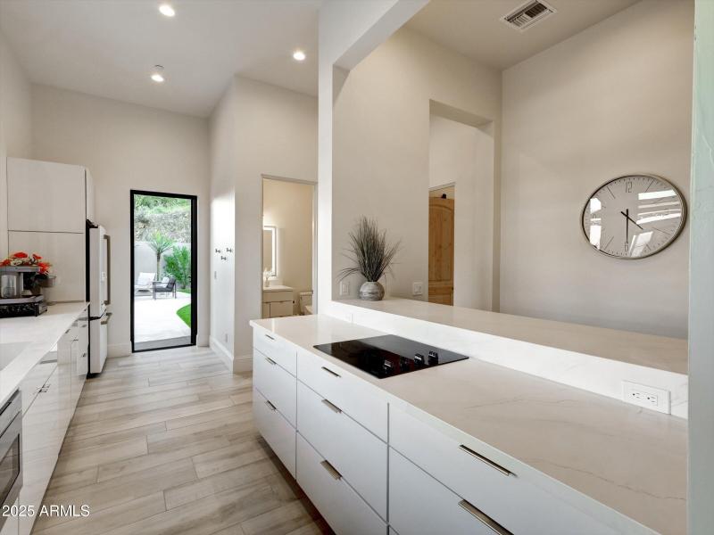 Full kitchen for guests