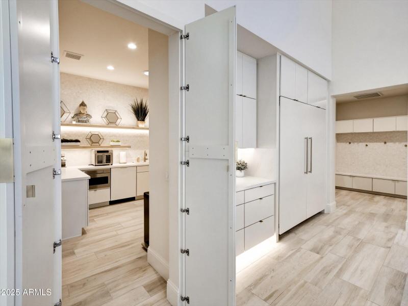 Hidden "dirty" kitchen and pantry