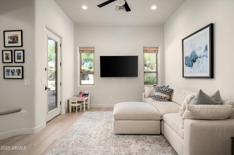 16-10918ESutherlandWay-16