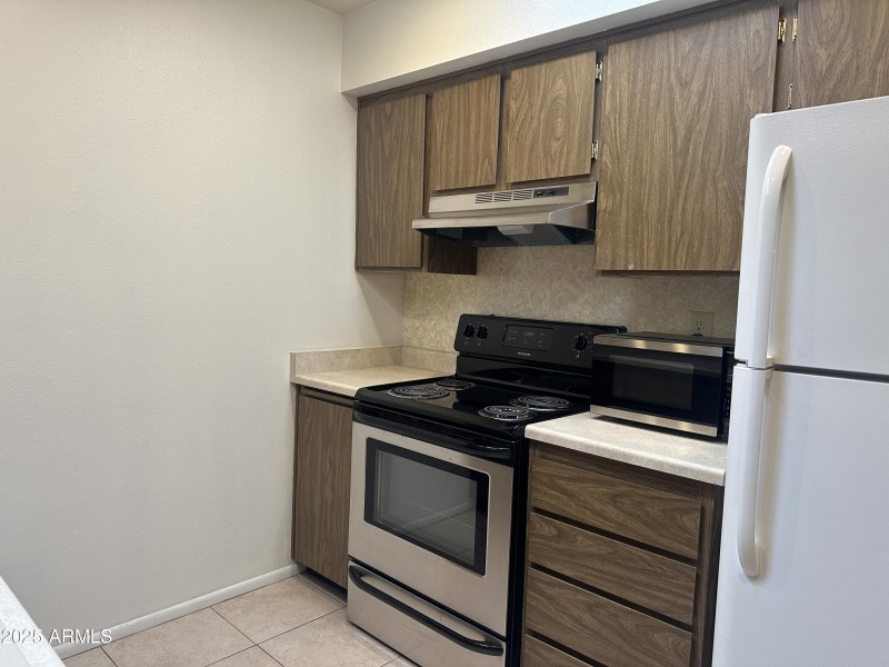 Kitchen - fridge included