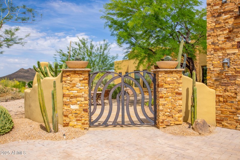 Summit Courtyard Gate