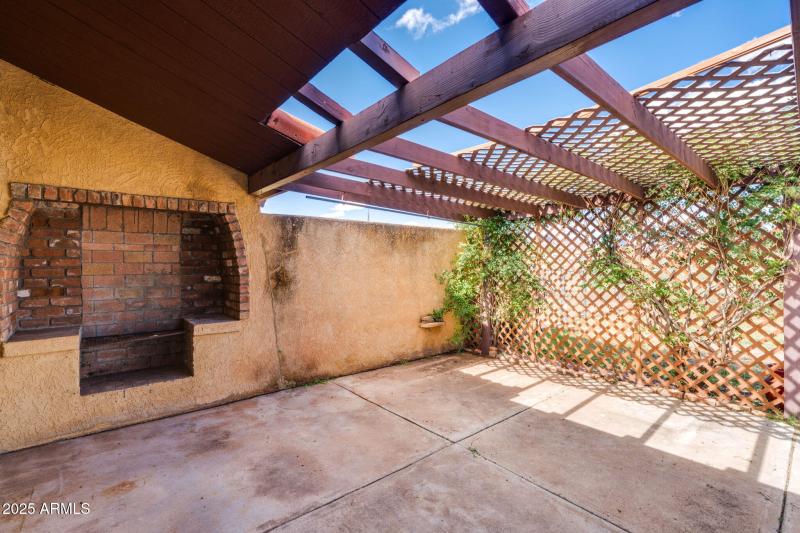 Patio w/ built-in grilling area