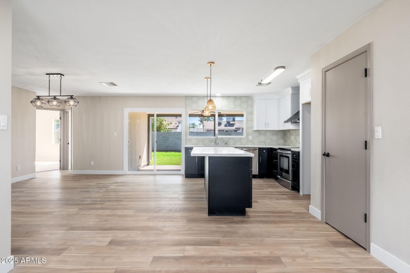 1805 W Cheyenne Dr - 06