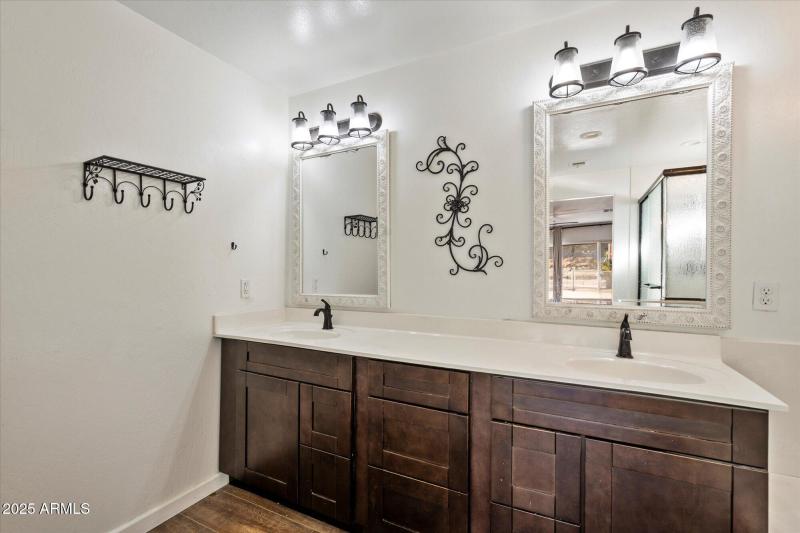 Ensuite w/ Dual Vanities