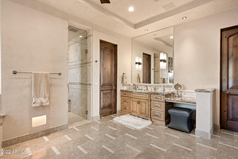 Dual vanities and steam shower